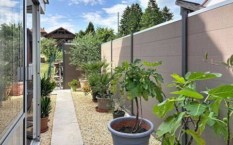 Bionestlein Premium-Appartment mit Sauna: Shrub, Flowerpot, Composite Material, Garden, Shade, Houseplant, Concrete, Landscaping, Courtyard, Design