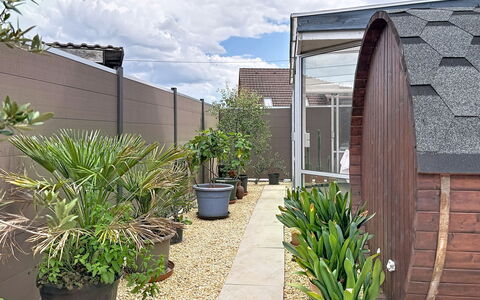 Bionestlein Premium-Appartment mit Sauna: Flowerpot, Garden, Houseplant, Backyard, Landscaping, Yard, Shade, Courtyard, Outdoor Structure