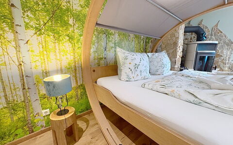 Bionestlein Premium-Appartment mit Sauna: Interior Design, Furniture, Bedroom, Bed, Bedding, Pillow, Room, Linens, Bed Sheet, Cushion