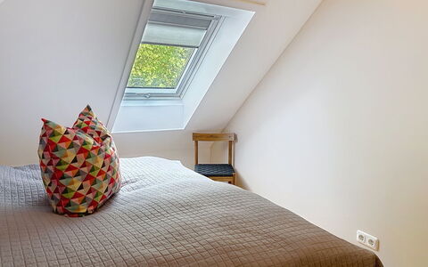 Chrischi: Wood, Interior Design, Bedroom, Ceiling, Floor, Bed, Linens, Flooring, Home, Attic