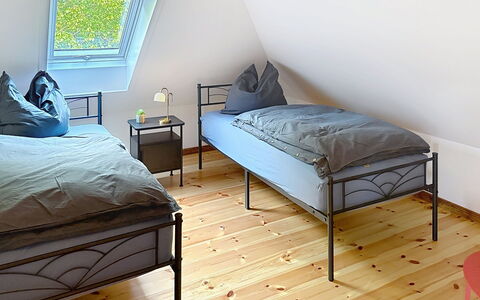 Chrischi: Furniture, Wood, Flooring, Floor, Interior Design, Bedroom, Wood Flooring, Bed, Wood Stain, Hardwood