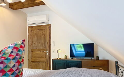 Chrischi: Furniture, Interior Design, Wall, Bed, Flooring, Floor, Room, Wood, Bedroom, Ceiling