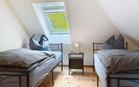 Chrischi: Furniture, Bedroom, Flooring, Floor, Wood, Bed, Interior Design, Wood Flooring, Bedding, Bed Sheet