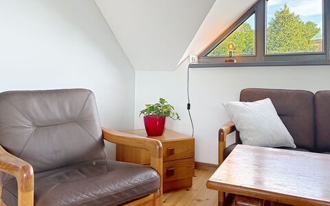 Chrischi: Furniture, Flooring, Wood, Interior Design, Floor, Chair, Room, Living Room, Wood Flooring, Couch