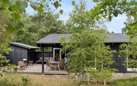 Erich - 500M from the Sea: Shrub, House, Home, Cottage, Land Lot, Groundcover, Shade, Garden, Spring, Backyard