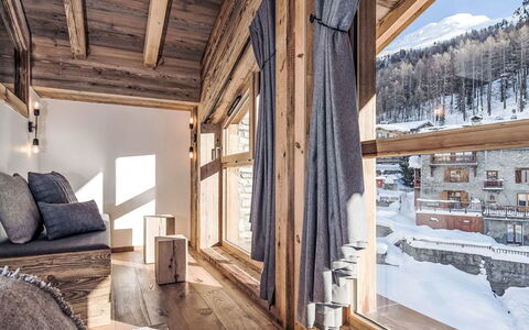 Chalet Atacama: Balcony, Wood Stain, Houseplant, Outdoor Furniture, Flowerpot