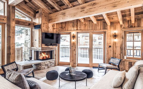 Chalet Atacama: Balcony, Wood Stain, Houseplant, Outdoor Furniture, Flowerpot