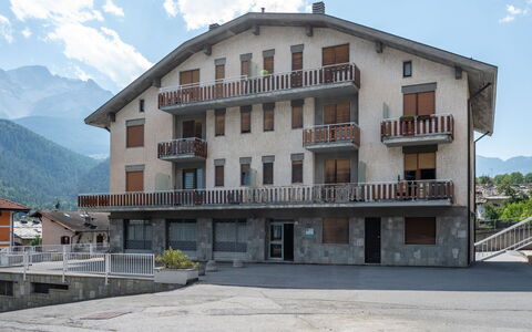 Raggio di Stella: Balcony, Wood Stain, Houseplant, Outdoor Furniture, Flowerpot