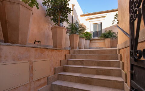 Belvedere Guastella B 4: Flowerpot, Stairs, Houseplant, Courtyard, Balcony, Handrail, Flagstone, Hacienda