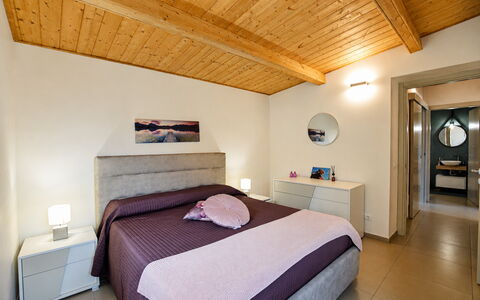 La Dimora di Diana: Bed, Furniture, Interior Design, Bedroom, Flooring, Floor, Wood, Room, Ceiling, Bed Sheet