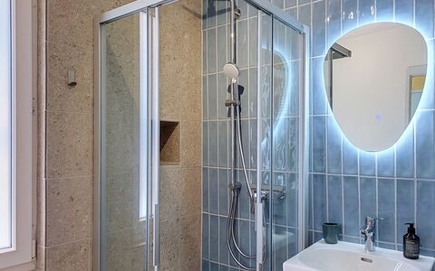 Casa Yakamos: Plumbing Fixture, Wall, Bathroom, Interior Design, Flooring, Floor, Plumbing, Mirror, Bathroom Sink, Lighting