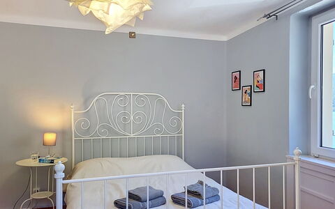 Casa Yakamos: Furniture, Bed, Interior Design, Bedroom, Wall, Bedding, Floor, Flooring, Bed Sheet, Room