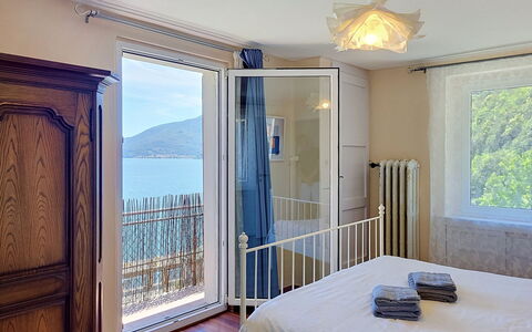Casa Yakamos: Interior Design, Furniture, Floor, Flooring, Bedroom, Room, Home, Bed, Apartment, Linens