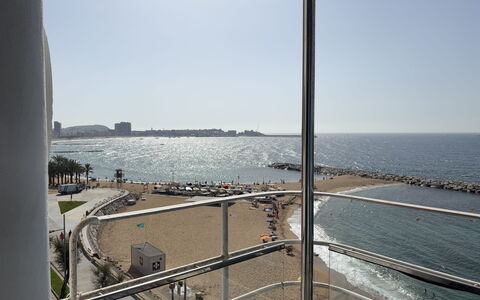Clara: Body Of Water, Horizon, Waterway, Sea, Coastal And Oceanic Landforms, Coast, Ocean, Beach, Shore, Fence