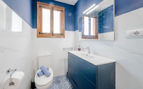 Can Nura: Blue, Flooring, Floor, Plumbing Fixture, Bathroom, Bathroom Cabinet, Tile, Toilet, Plumbing, Tap