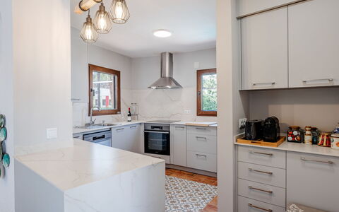 Can Nura: Flooring, Kitchen, Countertop, Interior Design, Cabinetry, Furniture, Floor, Wood, Kitchen Appliance, Ceiling