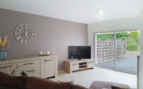 Le Jardin du Calme: Furniture, Interior Design, Flooring, Wall, Floor, Wood, Ceiling, Room, Living Room, Couch