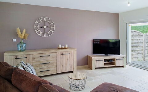 Le Jardin du Calme: Furniture, Flooring, Interior Design, Floor, Wood, Room, Ceiling, Brown, Wood Flooring, Living Room