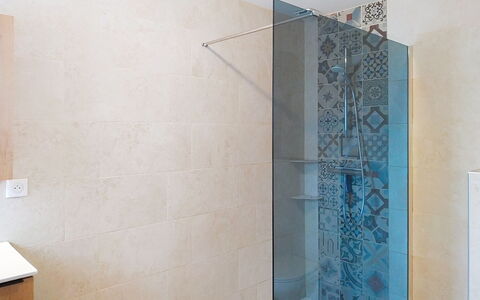 Le Jardin du Calme: Flooring, Floor, Tile, Plumbing Fixture, Bathroom, Shower Head, Plumbing, Shower