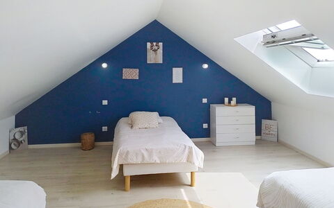 Le Jardin du Calme: Interior Design, Bedroom, Flooring, Wood, Floor, Bed, Ceiling, Furniture, Room, Bed Sheet