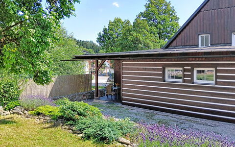 Cerny Dul 400: Building, Wood, House, Roof, Siding, Home, Cottage, Shrub, Garden, Garden Buildings