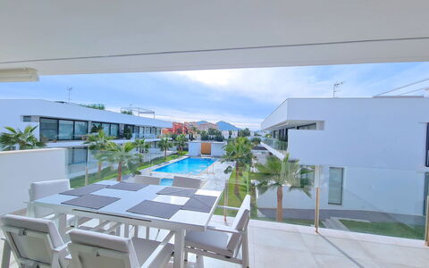 Kristal: Apartment, Condominium, Balcony
