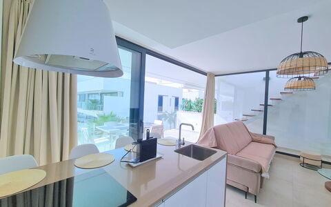 Kristal: Apartment, Condominium, Balcony