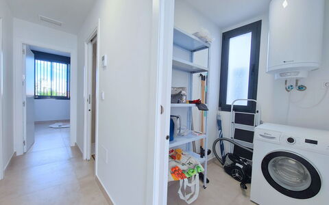 Kristal: Apartment, Condominium, Balcony