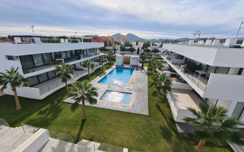 Kristal: Apartment, Condominium, Balcony