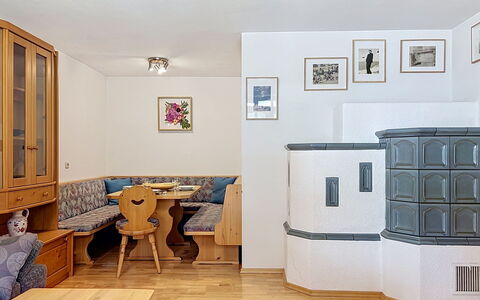 Resimini: Interior Design, Flooring, Furniture, Floor, Room, Living Room, Wood Stain, Hardwood, Cabinetry