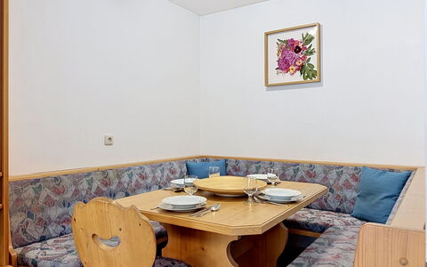 Resimini: Interior Design, Flooring, Furniture, Floor, Room, Wood Stain, Living Room, Cabinetry, Houseplant
