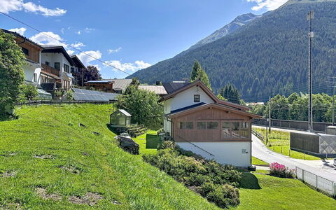 Resimini: Mountainous Landforms, Mountain, Hill, Mountain Range, Highland, Hill Station, House, Landscape, Valley, Rural Area