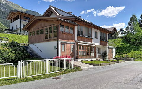 Resimini: Window, House, Residential Area, Home, Architecture, Roof, Human Settlement, Cottage, Door, Balcony