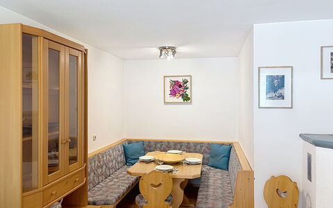 Resimini: Wood, Interior Design, Furniture, Flooring, Floor, Room, Wood Stain, Cabinetry, Living Room, Hardwood