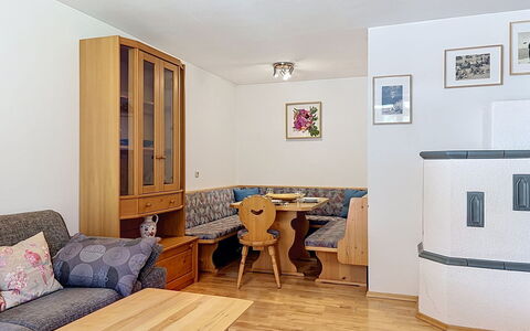 Resimini: Furniture, Wood, Interior Design, Flooring, Floor, Room, Apartment, Living Room, Wood Stain, Cabinetry