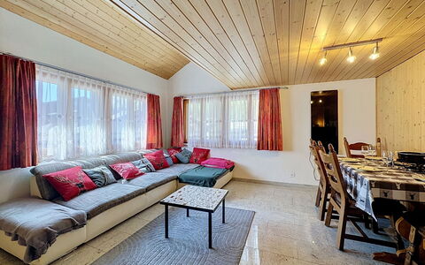 Haus Wasserfall: Interior Design, Furniture, Wood, Ceiling, Home, Room, Couch, Floor, Lighting, Flooring