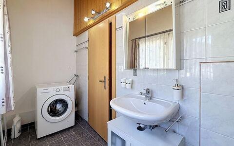 Haus Wasserfall: Flooring, Plumbing Fixture, Interior Design, Floor, Sink, Wood, Ceiling, Bathroom Sink, Tap, Bathroom