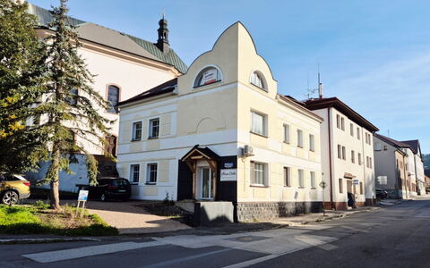 Rokytnice Nad Jizerou 328: Building, Window, Town, Family Car, City Car, Compact Car, Hatchback