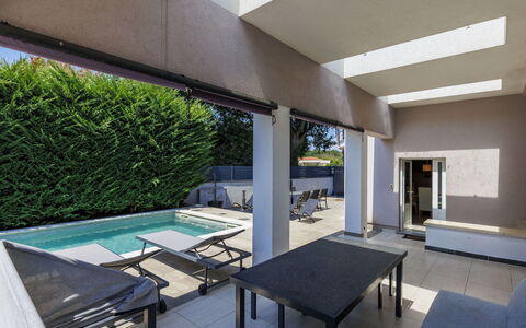A.e.m: Swimming Pool, Architecture, Residential Area, Floor, Flooring, Home, Composite Material, Urban Design, Shade, Concrete