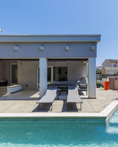 A.e.m: Swimming Pool, Residential Area, Architecture, Home, Composite Material, Shade, Estate, Concrete, Resort, Courtyard