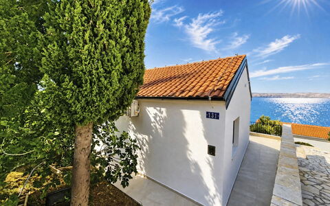 Cvita: Wall, Cottage