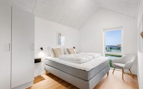 Thormund - 400M from the Sea: Ceiling, Bedroom, Bedding, Daylighting, Bed, Bed Sheet, Bed Frame, Hotel