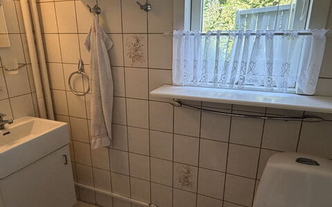 Lonneke - from the Sea: Flooring, Plumbing Fixture, Floor, Plumbing, Bathroom, Bathroom Sink, Room, Sink, Tap, Tile