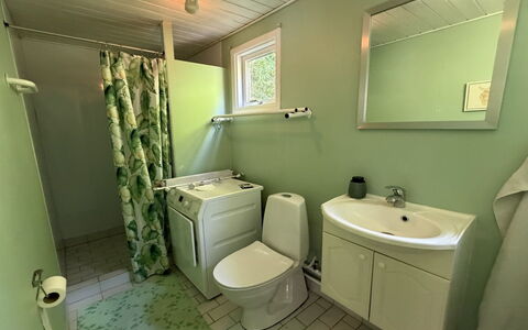 Lonneke - from the Sea: Plumbing Fixture, Floor, Flooring, Toilet, Interior Design, Toilet Seat, Bathroom, Plumbing, Sink, Home