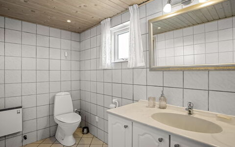 Ingalil - 200M from the Sea: Flooring, Wall, Plumbing Fixture, Floor, Wood, Interior Design, Sink, Bathroom, Ceiling, Tap