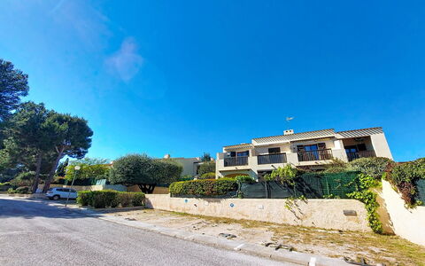 La Bressado: Sky, Residential Area, Suburb, Family Car, Driveway