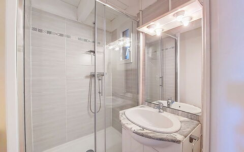 La Bressado: Plumbing Fixture, Interior Design, Bathroom, Flooring, Floor, Sink, Bathroom Sink, Plumbing, Shower, Tap