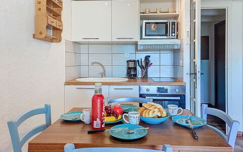La Bressado: Furniture, Interior Design, Flooring, Wood, Kitchen, Major Appliance, Floor, Room, Countertop, Kitchen Appliance