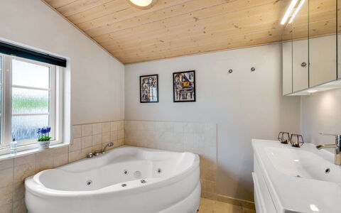 Meindor - 450M to the Fjord: Plumbing Fixture, Flooring, Interior Design, Bathroom, Ceiling, Floor, Bathtub, Plumbing, Room, Home