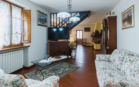 Casa Lulù: Furniture, Interior Design, Flooring, Floor, Couch, Room, Flowerpot, Living Room, Ceiling, Houseplant